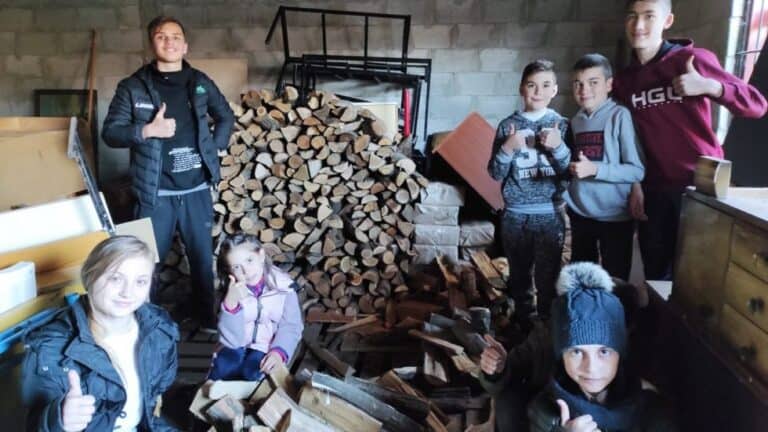 Wie die Kohlelieferung an die Titus Schule das Leben der Schüler verbessert