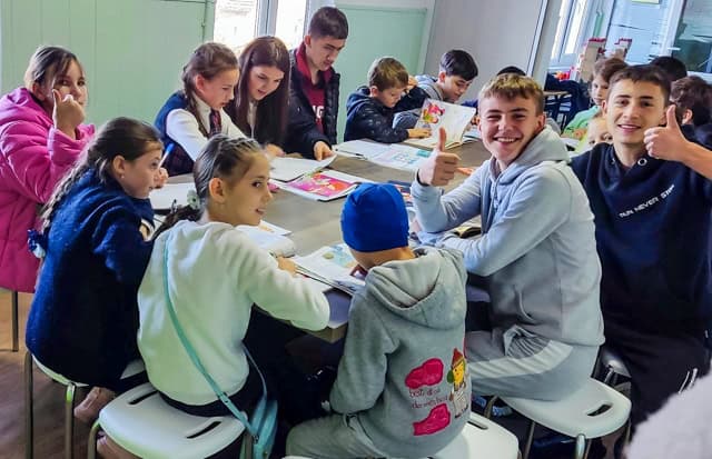 Der langersehnte Moment: Neue Tische und Stühle für die Kinder